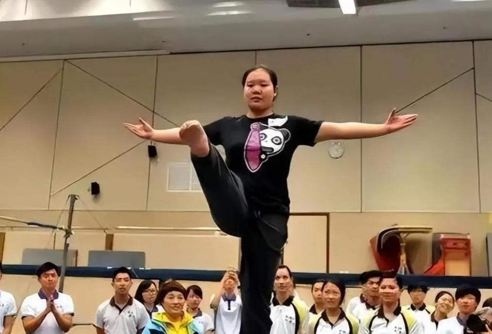 “体操女皇”程菲：25岁退役，如今身材走样，父亲只求嫁个好人家