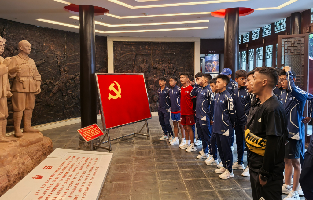 日喀则市上海实验学校足球队参观红七军军部旧址。