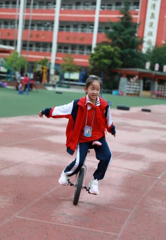乡村小学冷清操场变乐园，校长坚持10年，奖杯装满陈列室