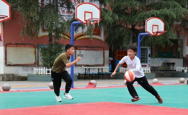 乡村小学冷清操场变乐园，校长坚持10年，奖杯装满陈列室