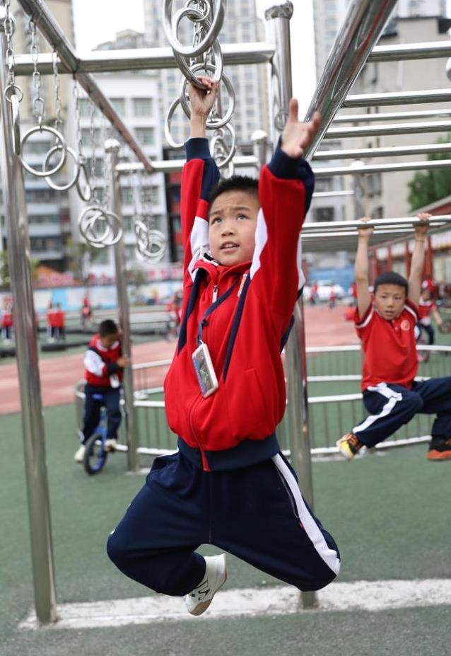乡村小学冷清操场变乐园，校长坚持10年，奖杯装满陈列室