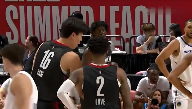 杨瀚森首秀10分5助4板! 赛后采访回答冷静，开拓者106-73勇士！