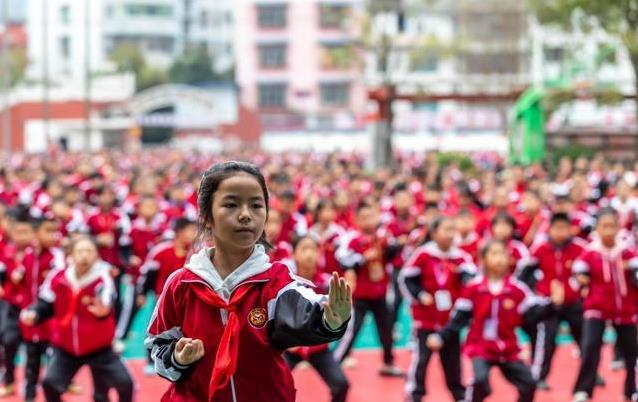 乡村小学冷清操场变乐园，校长坚持10年，奖杯装满陈列室