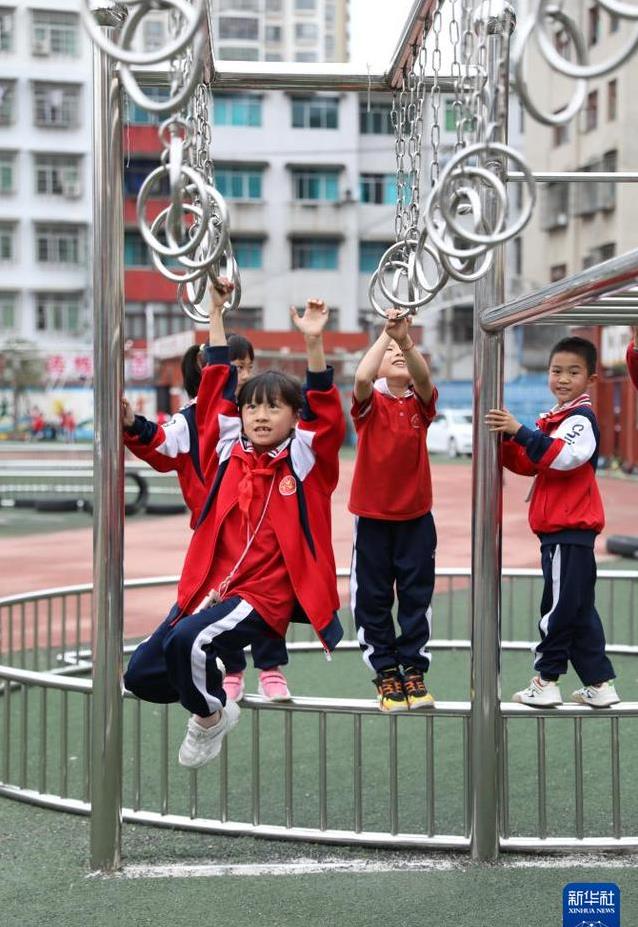 乡村小学冷清操场变乐园，校长坚持10年，奖杯装满陈列室