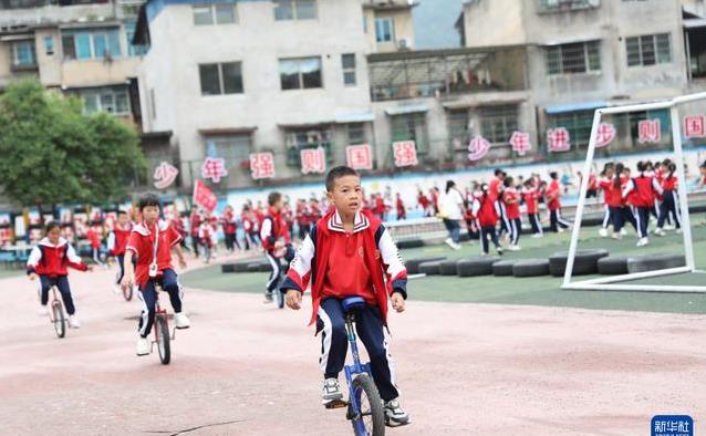 乡村小学冷清操场变乐园，校长坚持10年，奖杯装满陈列室