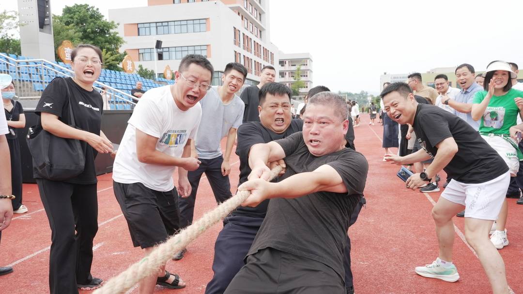 四川荣县这个“街超”安逸！比赛赢了发皮蛋西瓜土鸭子