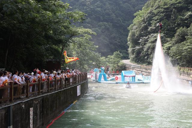 近4000人“云端”竞速第十届金佛山登山赛举行
