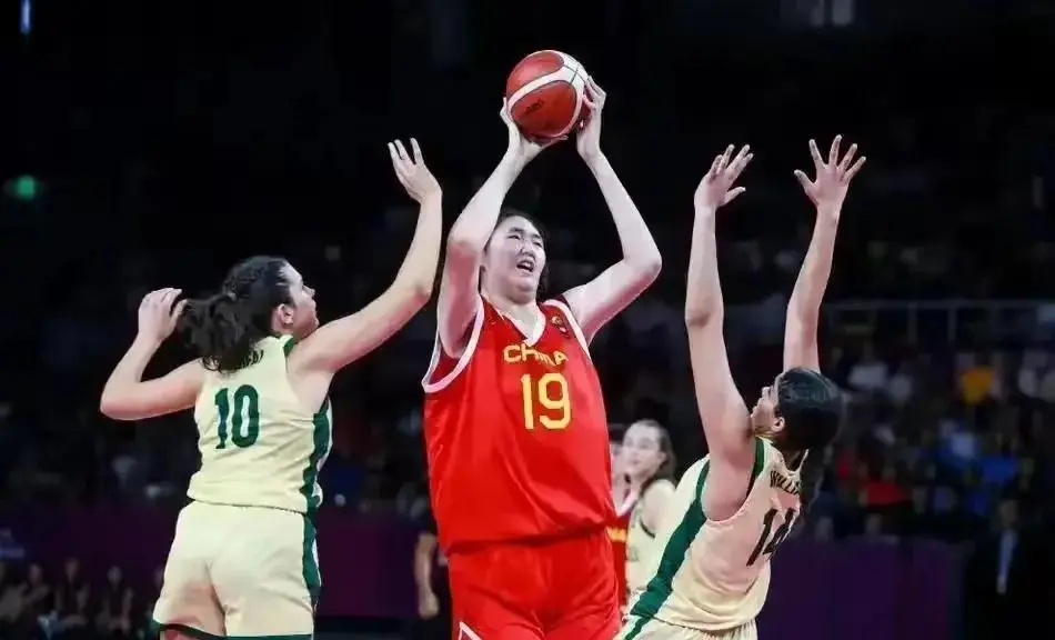 中国女篮亚洲杯12人公布，宫鲁鸣在一位置上豪赌一把，只带了两人