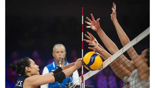 中国女排晋级八强！赵勇布局成功 庄宇珊 吴梦洁 龚翔宇合砍53分