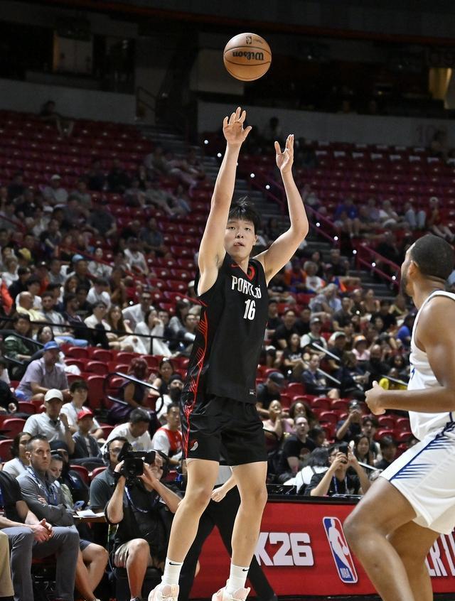 为什么他值16顺位！杨瀚森首秀填满数据栏，美专家夸其传球太丝滑