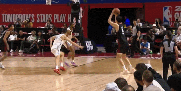 中国球员杨瀚森NBA首秀火了：首发出场，半场8分2板2助2帽！“手感传球都很棒”