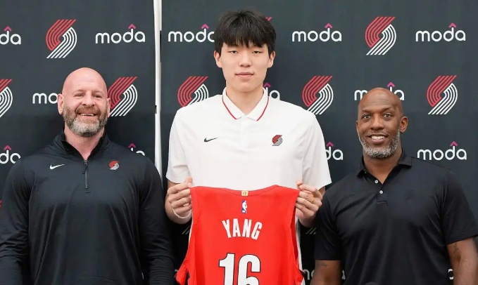 中国球员杨瀚森NBA首秀火了：首发出场，半场8分2板2助2帽！“手感传球都很棒”