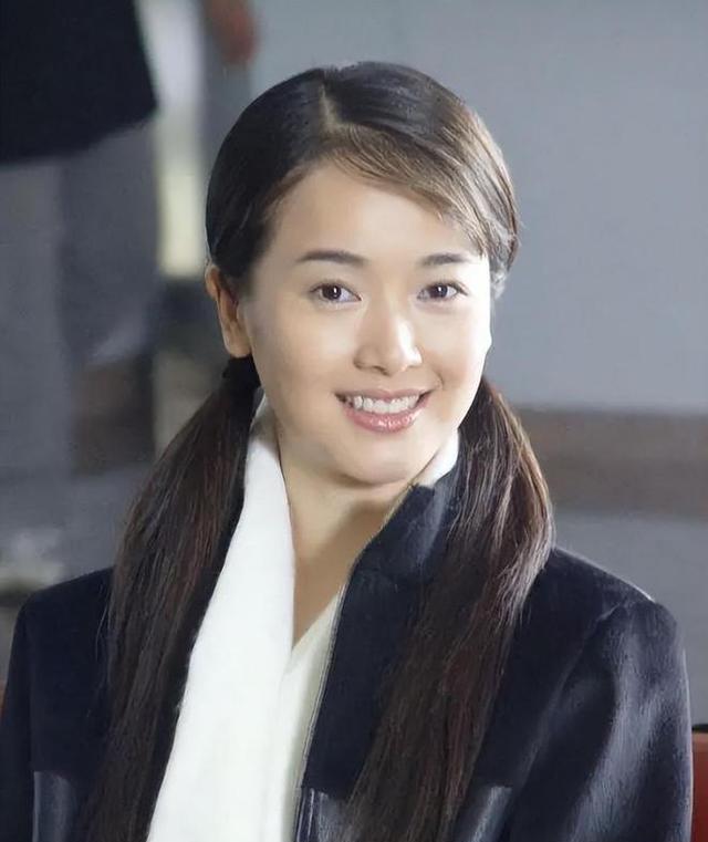 她曾是体操冠军，16岁被姜文带进娱乐圈，因长得太美绯闻多如牛毛