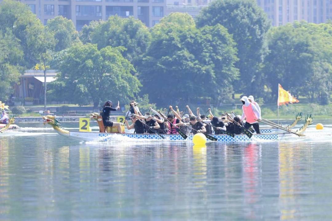“爱成都 迎世运” 2025成都高新区龙舟赛在锦城湖举行