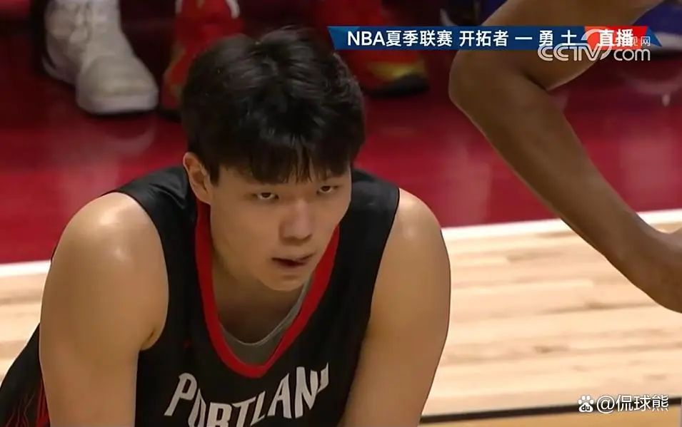 中国球员杨瀚森NBA首秀火了：首发出场，半场8分2板2助2帽！“手感传球都很棒”
