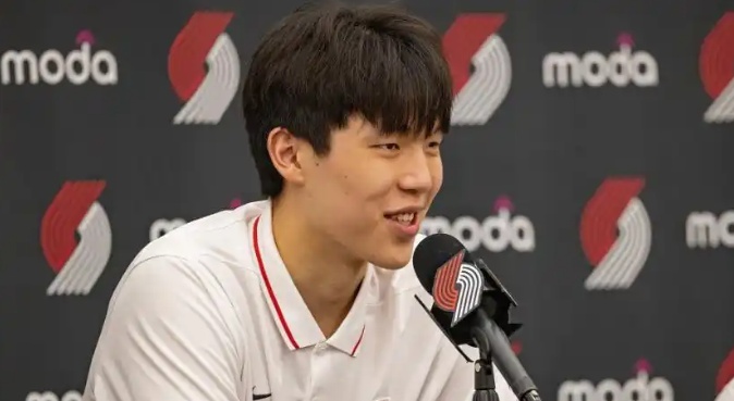 中国球员杨瀚森NBA首秀火了：首发出场，半场8分2板2助2帽！“手感传球都很棒”
