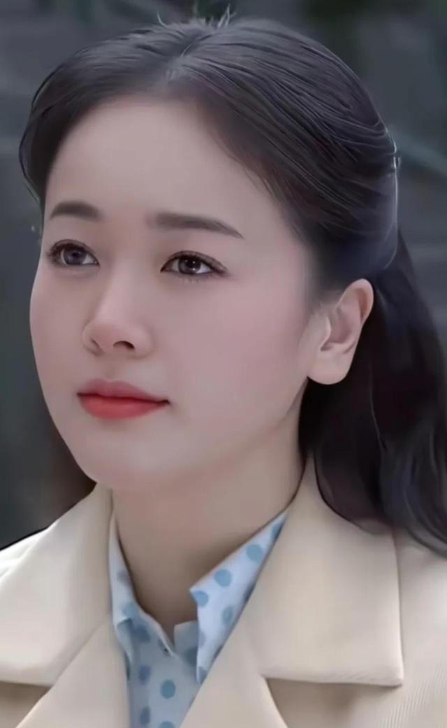 她曾是体操冠军，16岁被姜文带进娱乐圈，因长得太美绯闻多如牛毛