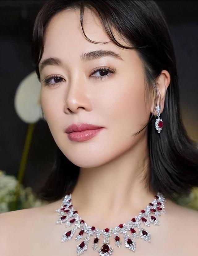 她曾是体操冠军，16岁被姜文带进娱乐圈，因长得太美绯闻多如牛毛