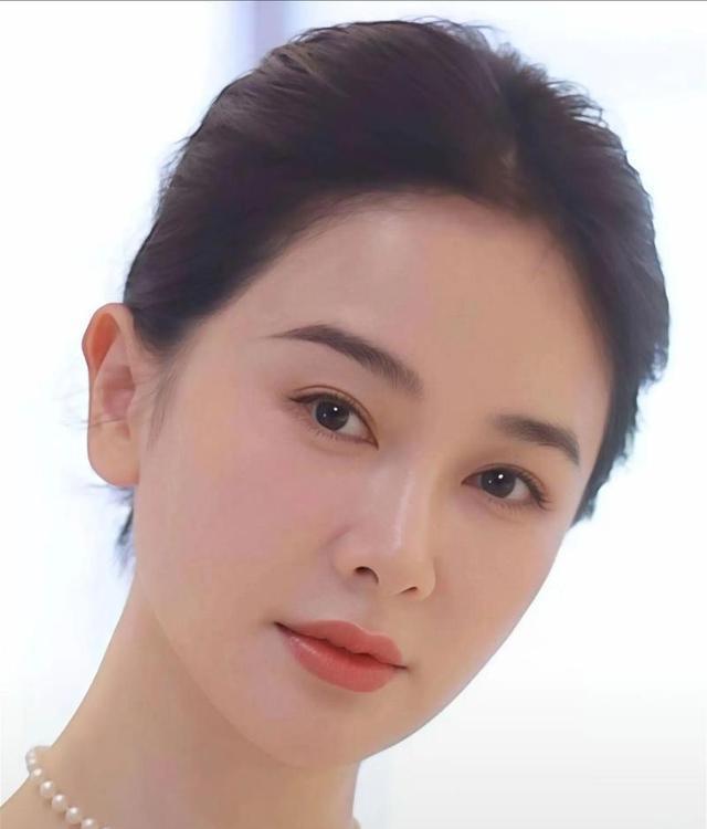 她曾是体操冠军，16岁被姜文带进娱乐圈，因长得太美绯闻多如牛毛