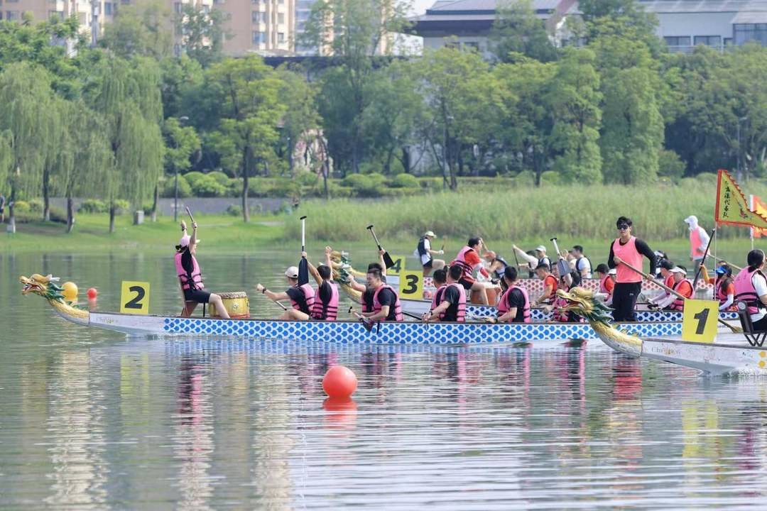 “爱成都 迎世运” 2025成都高新区龙舟赛在锦城湖举行