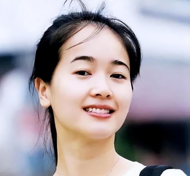 她曾是体操冠军，16岁被姜文带进娱乐圈，因长得太美绯闻多如牛毛