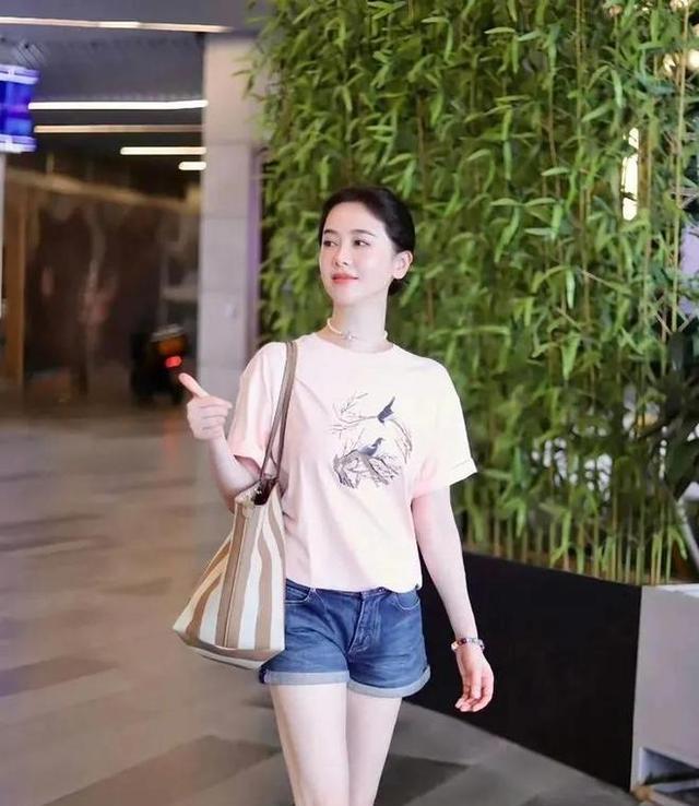 她曾是体操冠军，16岁被姜文带进娱乐圈，因长得太美绯闻多如牛毛