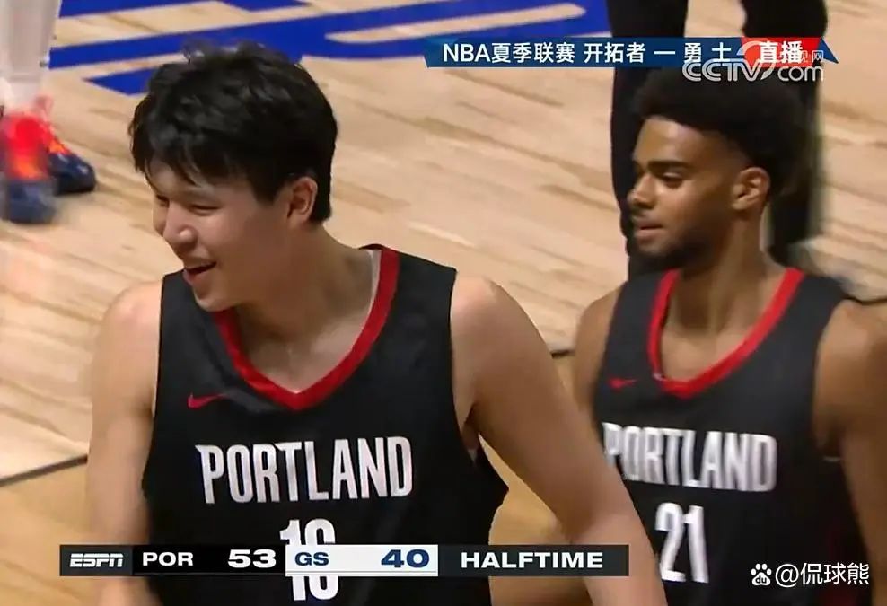 中国球员杨瀚森NBA首秀火了：首发出场，半场8分2板2助2帽！“手感传球都很棒”