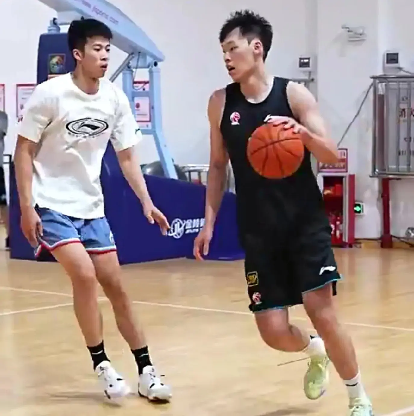 杜锋双喜临门！NBA级别锋卫恢复训练，朱八挖到宝，后场4人确定！