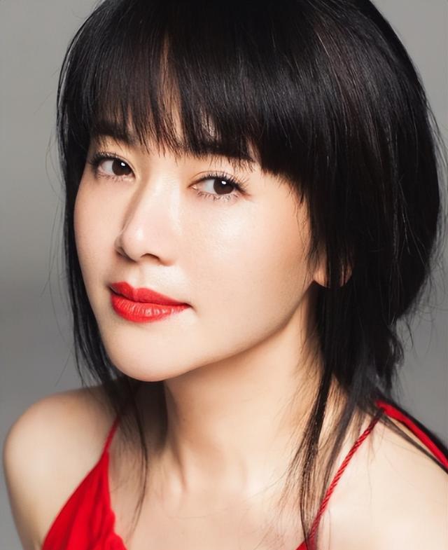 她曾是体操冠军，16岁被姜文带进娱乐圈，因长得太美绯闻多如牛毛
