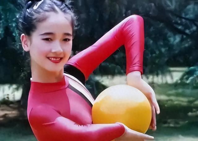 她曾是体操冠军，16岁被姜文带进娱乐圈，因长得太美绯闻多如牛毛