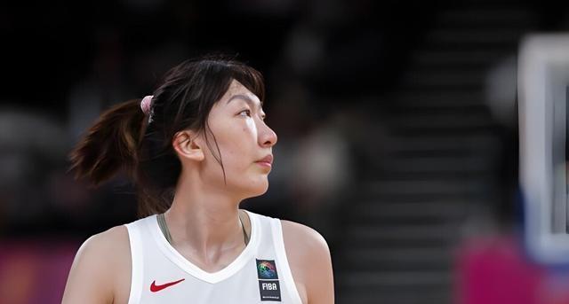 中国女篮亚洲杯大名单出炉！锋线人员最多 张子宇韩旭担当中锋