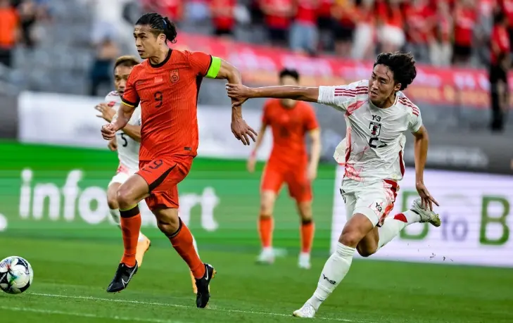 国足0-2日本！之前称中国队能10-0胜南京队的董路，今晚怒喷久帅