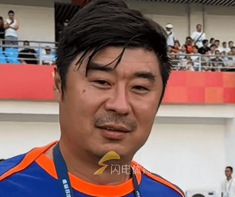 媒体人：韩鹏今天继续带泰山B队踢中乙，他是两个位置一肩挑