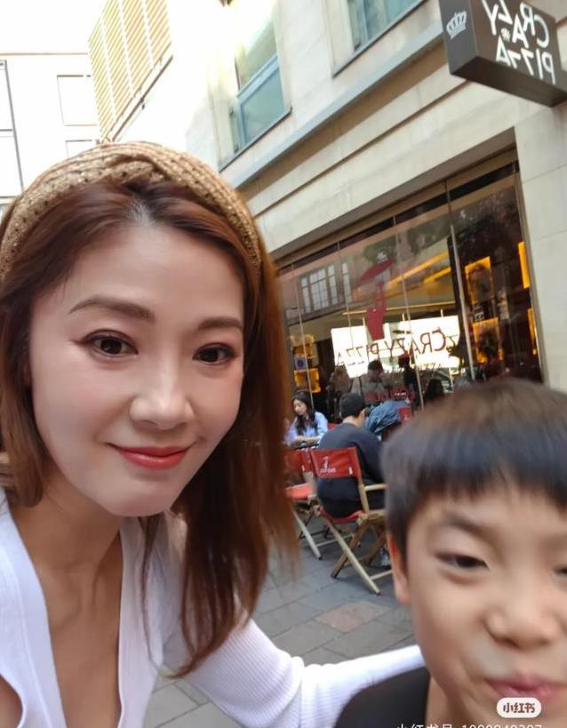 豪门阔太翁嘉穗飞英国挺儿子，50岁气质惊艳，比赛结果引期待
