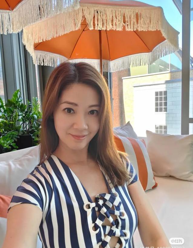 豪门阔太翁嘉穗飞英国挺儿子，50岁气质惊艳，比赛结果引期待