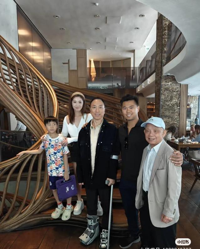 豪门阔太翁嘉穗飞英国挺儿子，50岁气质惊艳，比赛结果引期待