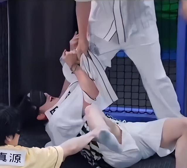 周深蒙眼被拖11秒伤痕累累，郭艾伦连问没事吧，节目组却P图？