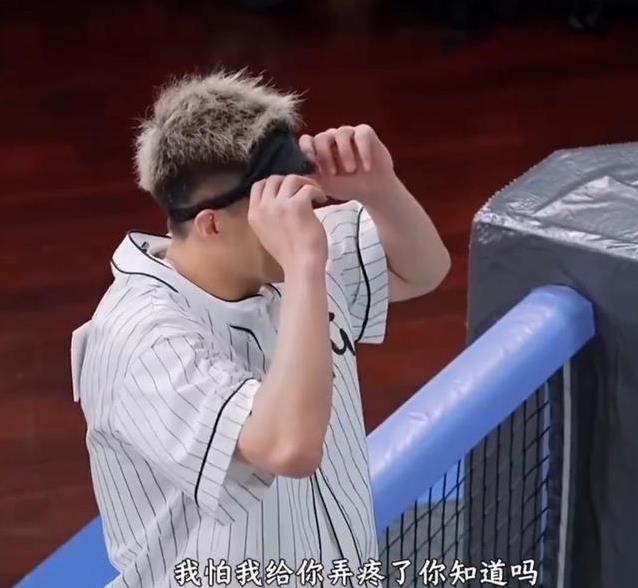 周深蒙眼被拖11秒伤痕累累，郭艾伦连问没事吧，节目组却P图？