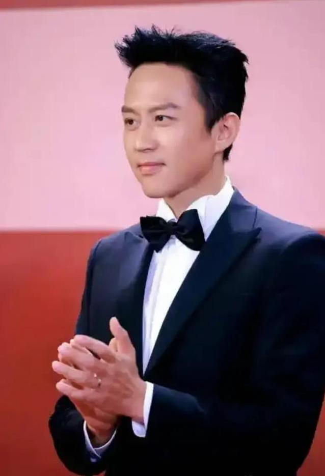 从票房王者到争议导演，邓超新片扑街，他还能翻身吗？