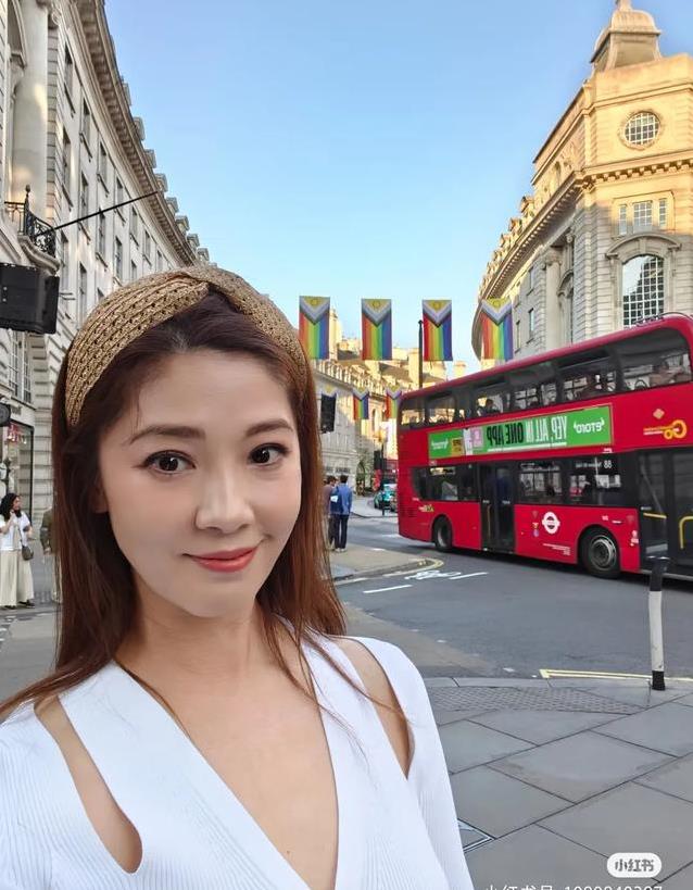 豪门阔太翁嘉穗飞英国挺儿子，50岁气质惊艳，比赛结果引期待
