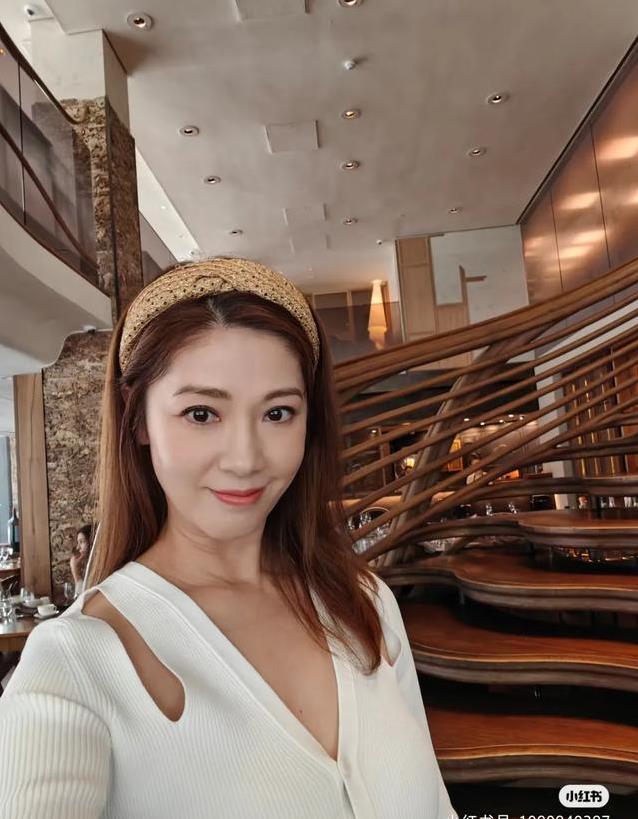 豪门阔太翁嘉穗飞英国挺儿子，50岁气质惊艳，比赛结果引期待