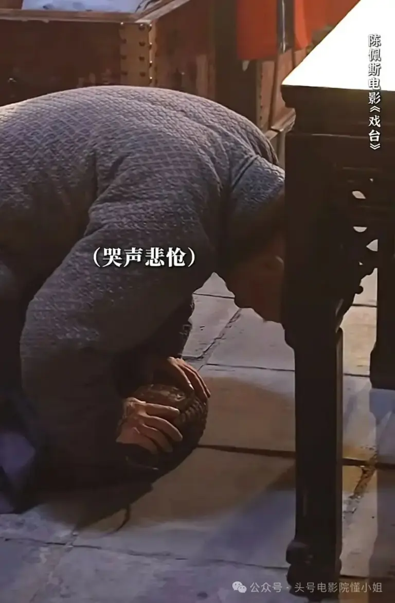 陈佩斯71岁复出拍电影，看完全场鼓掌！他鞠躬说的话，网友却哭了