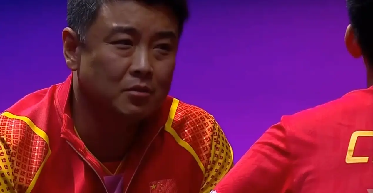 张本智和离场，林诗栋和王皓突然听到一阵骚动，原来坐错位置了