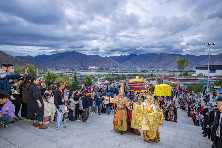 川藏携手打造，一部实景剧12年演了2200余场，延续千年的民族团结故事仍在讲述