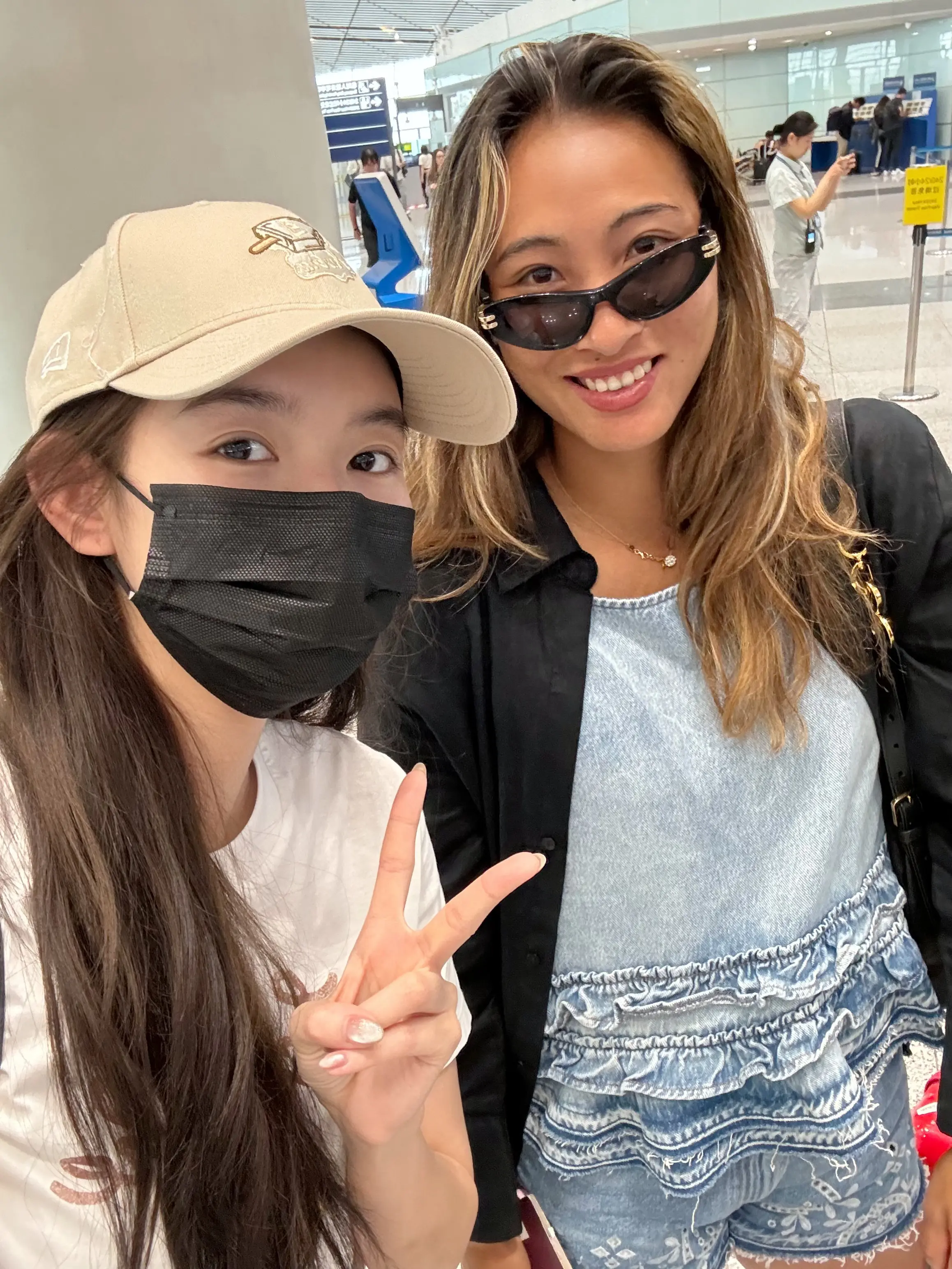 郑钦文私下打扮太美！与女星同框光彩夺目，久违回国终与父母团聚