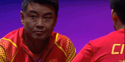 张本智和离场，林诗栋和王皓突然听到一阵骚动，原来坐错位置了