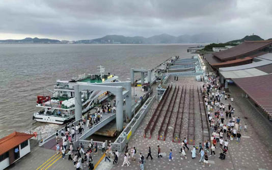普陀山香会节单日客流突破15.6万人次，舟山海事护航水上通道