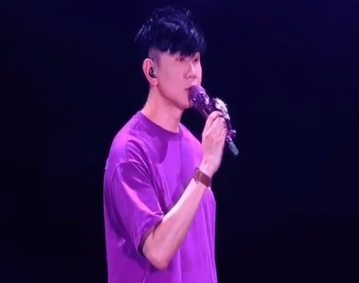 林俊杰疑突身体疼痛背对观众拭泪，演唱会自爆心脏出了问题！