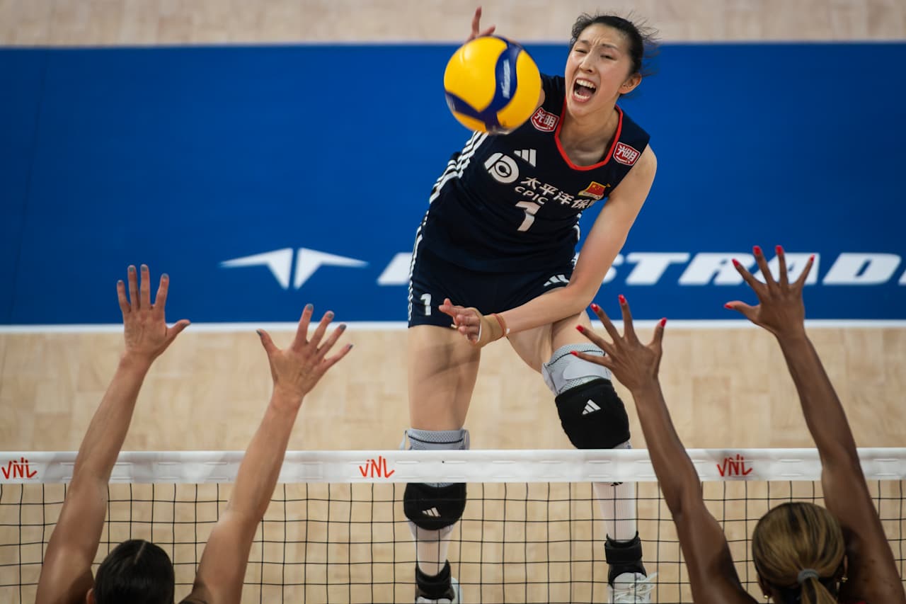 中国女排掀翻美国 赵勇启用新人 龚翔宇伤退 吴梦洁27分 庄宇珊41扣