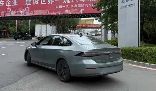 大众标亮了！4812mm车长配隐藏门，新款速腾13万能拿下？